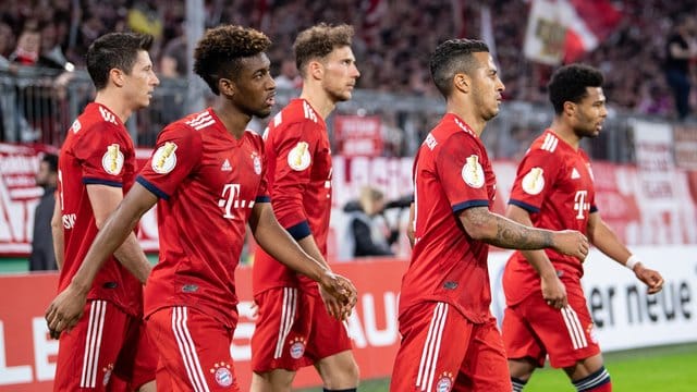 In die Freude der Bayern über den Einzug ins Pokal-Halbfinale mischt sich auch Nachdenklichkeit. In die Freude der Bayern über den Einzug ins Pokal-Halbfinale mischt sich auch Nachdenklichkeit.