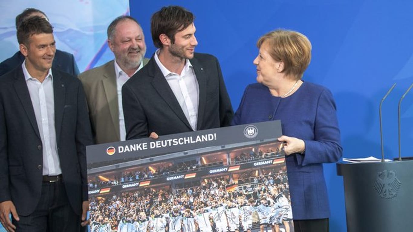 Bundeskanzlerin Angela Merkel empfing in Berlin die deutsche Handball-Nationalmannschaft.