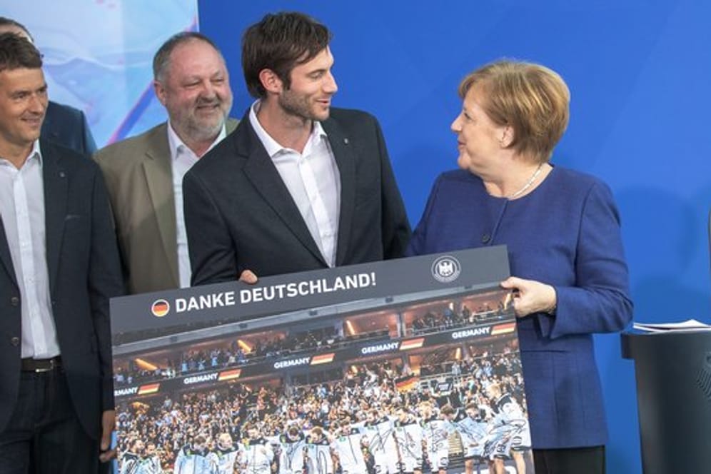 Bundeskanzlerin Angela Merkel empfing in Berlin die deutsche Handball-Nationalmannschaft.