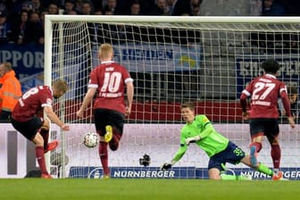 Schalke-Keeper Alexander Nübel hält den Strafstoß von FCN-Kapitän Hanno Behrens (l).