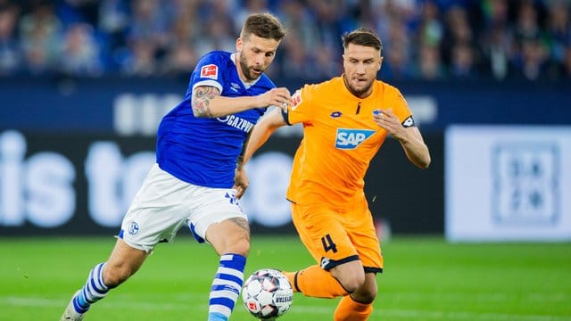 Der Schalker Guido Burgstaller (l) im Laufduell mit Ermin Bicakcic.