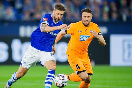 Der Schalker Guido Burgstaller (l) im Laufduell mit Ermin Bicakcic.