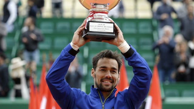 Sieger Fabio Fognini aus Italien hält die Trophäe.