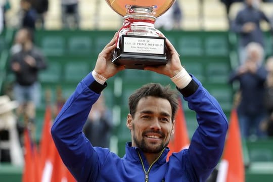 Sieger Fabio Fognini aus Italien hält die Trophäe.