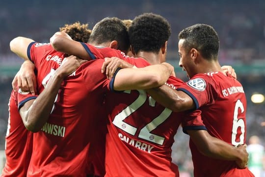Münchens Spieler jubeln mit dem Torschütze Robert Lewandowski über das 1:0 in Bremen.