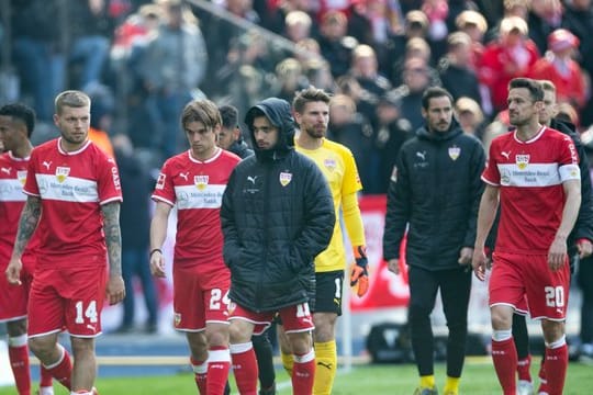 Nach der Niederlage bei Hertha BSC schleichen die VfB-Profis enttäuscht vom Platz.