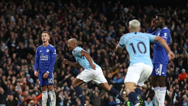 Vincent Kompany (M) hat das 1:0 für Manchester City gegen Leicester erzielt und jubelt. Vincent Kompany (M) hat das 1:0 für Manchester City gegen Leicester erzielt und jubelt.