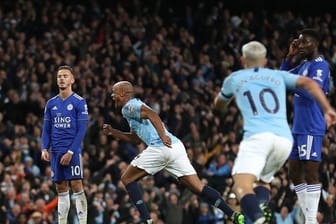 Vincent Kompany (M) hat das 1:0 für Manchester City gegen Leicester erzielt und jubelt.