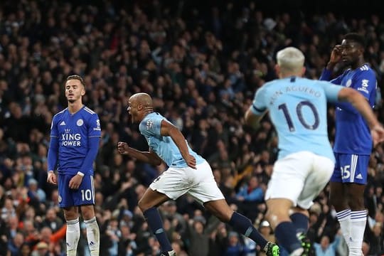 Vincent Kompany (M) hat das 1:0 für Manchester City gegen Leicester erzielt und jubelt.