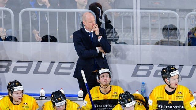 Hinter den Spielern auf der Bank verfolgt Bundestrainer Toni Söderholm das Testspiel gegen WM-Mitfavorit USA.