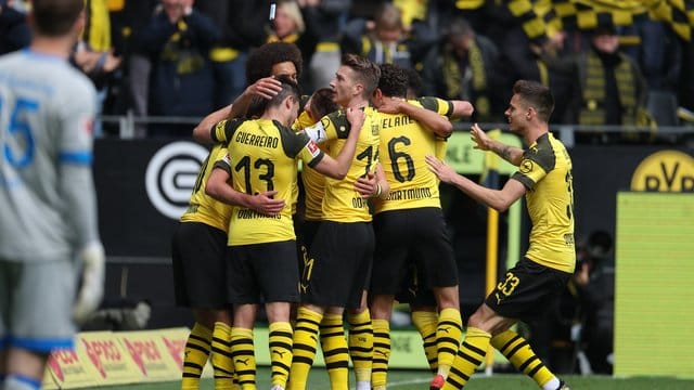 Borussia Dortmund hat die Hoffnung auf ein Happy End im Titelkampf noch nicht beerdigt. Borussia Dortmund hat die Hoffnung auf ein Happy End im Titelkampf noch nicht beerdigt.