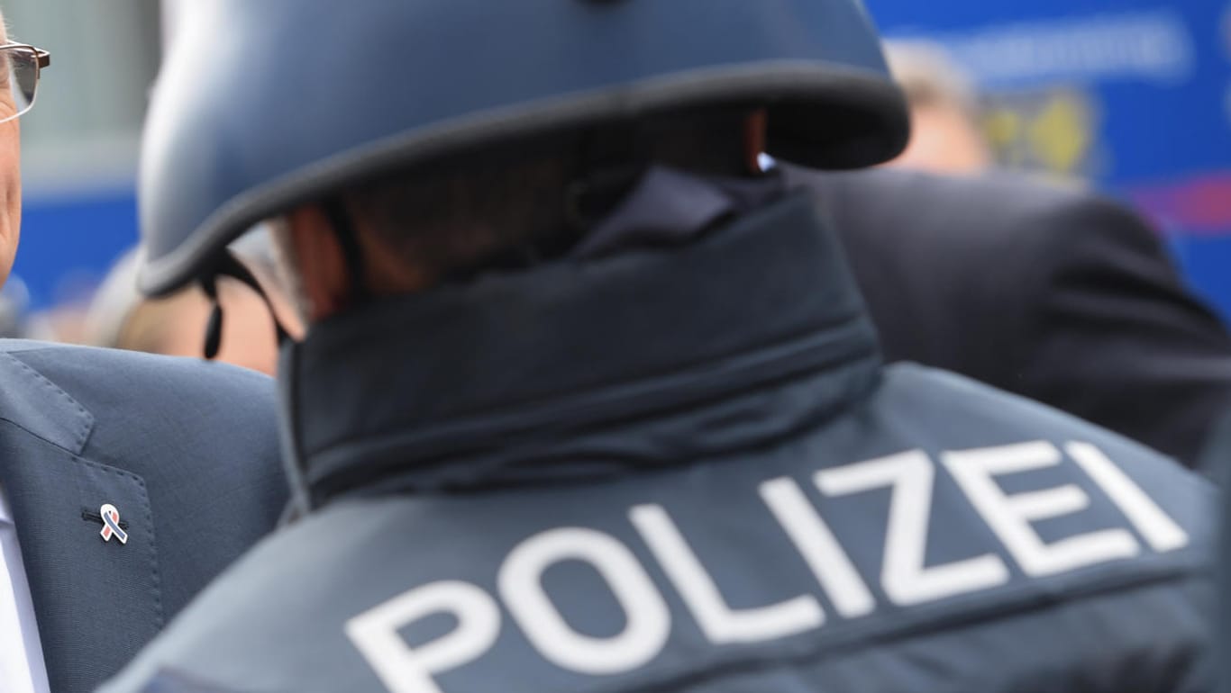Ein Polizist: In Niedersachsen und Hessen hat die Polizei drei mutmaßliche Trickbetrüger festgenommen.