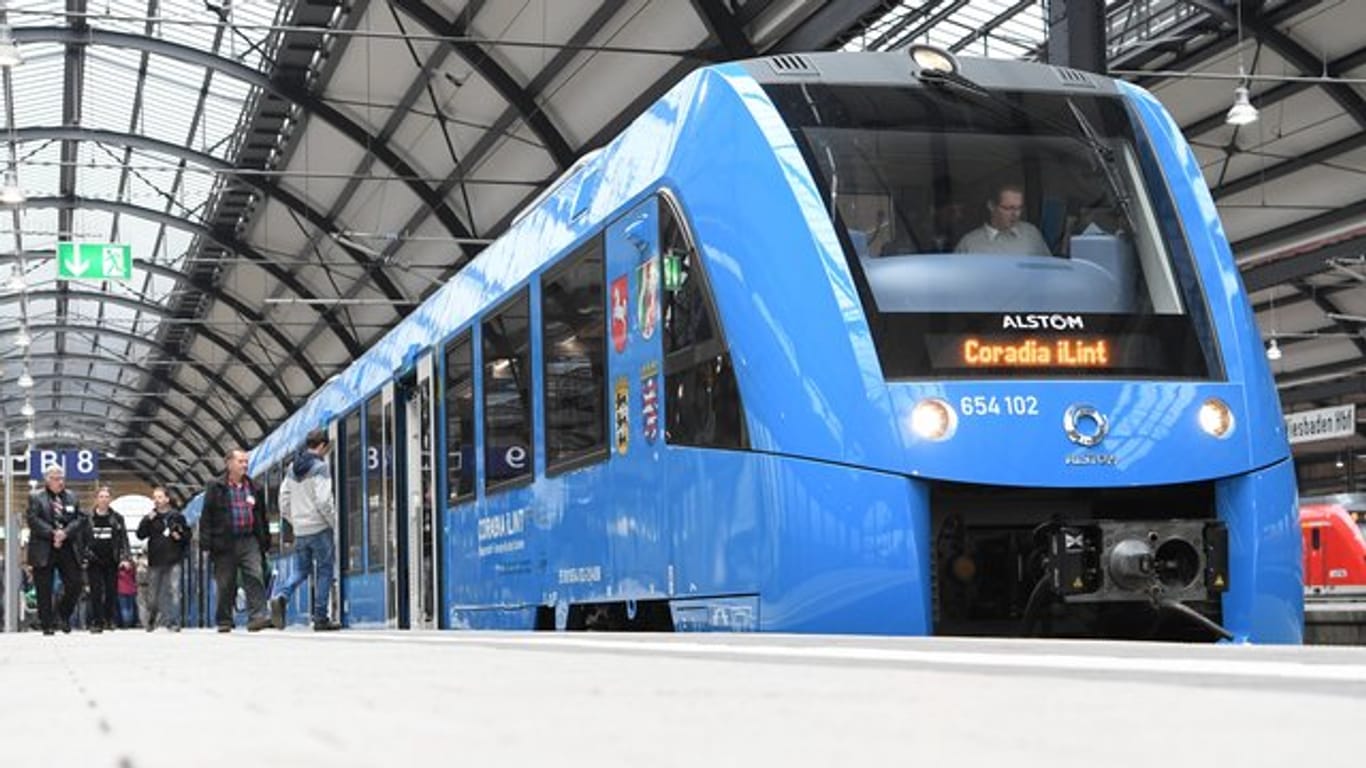 Ein Regionalzug des französischen Herstellers Alstom, der von einer Brennstoffzelle angetrieben wird, steht abfahrbereit im Wiesbadener Hauptbahnhof.