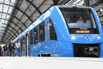 Ein Regionalzug des französischen Herstellers Alstom, der von einer Brennstoffzelle angetrieben wird, steht abfahrbereit im Wiesbadener Hauptbahnhof.