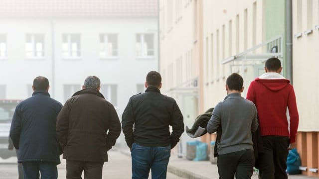 Asylbewerber auf dem Gelände der Zentralen Ausländerbehörde in Brandenburg.