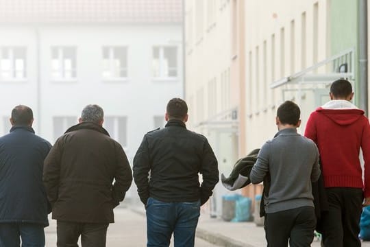 Asylbewerber auf dem Gelände der Zentralen Ausländerbehörde in Brandenburg.