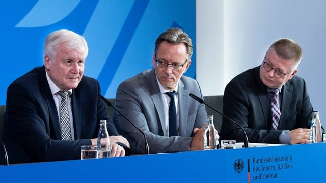 Bundesinnenminister Horst Seehofer (l-r), BKA-Präsident Holger Münch und Thomas Haldenwang, Präsident des Bundesamts für Verfassungsschutz), äußern sich bei einer Pressekonferenz im Bundesinnenministerium zum Mordfall Lübcke.