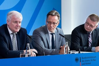 Bundesinnenminister Horst Seehofer (l-r), BKA-Präsident Holger Münch und Thomas Haldenwang, Präsident des Bundesamts für Verfassungsschutz), äußern sich bei einer Pressekonferenz im Bundesinnenministerium zum Mordfall Lübcke.