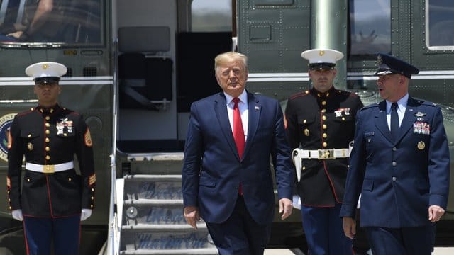 Auf dem Weg nach Osaka: US-Präsident Donald Trump auf der Andrews Air Force Base. Auf dem Weg nach Osaka: US-Präsident Donald Trump auf der Andrews Air Force Base.