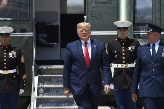 Auf dem Weg nach Osaka: US-Präsident Donald Trump auf der Andrews Air Force Base.