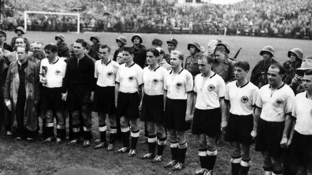 Trainer Sepp Herberger (l) mit deutschen Nationalmannschaft 1954 nach dem WM-Endspiel im Berner Wankdorf-Stadion. Trainer Sepp Herberger (l) mit deutschen Nationalmannschaft 1954 nach dem WM-Endspiel im Berner Wankdorf-Stadion.
