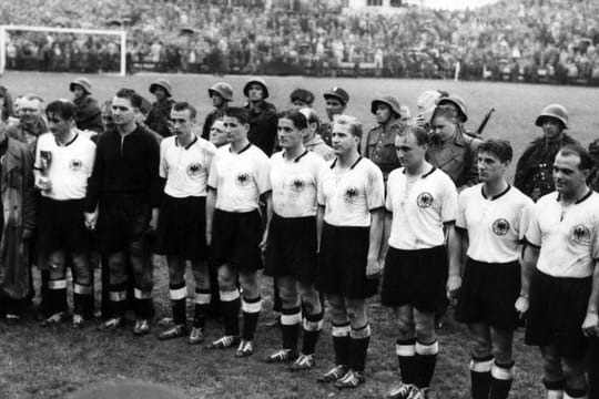 Trainer Sepp Herberger (l) mit deutschen Nationalmannschaft 1954 nach dem WM-Endspiel im Berner Wankdorf-Stadion.