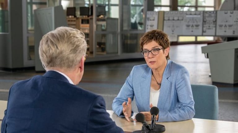 ZDF-Moderator Theo Koll im Interview mit der CDU-Vorsitzenden Annegret Kramp-Karrenbauer.