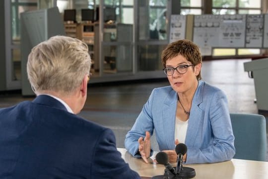 ZDF-Moderator Theo Koll im Interview mit der CDU-Vorsitzenden Annegret Kramp-Karrenbauer.