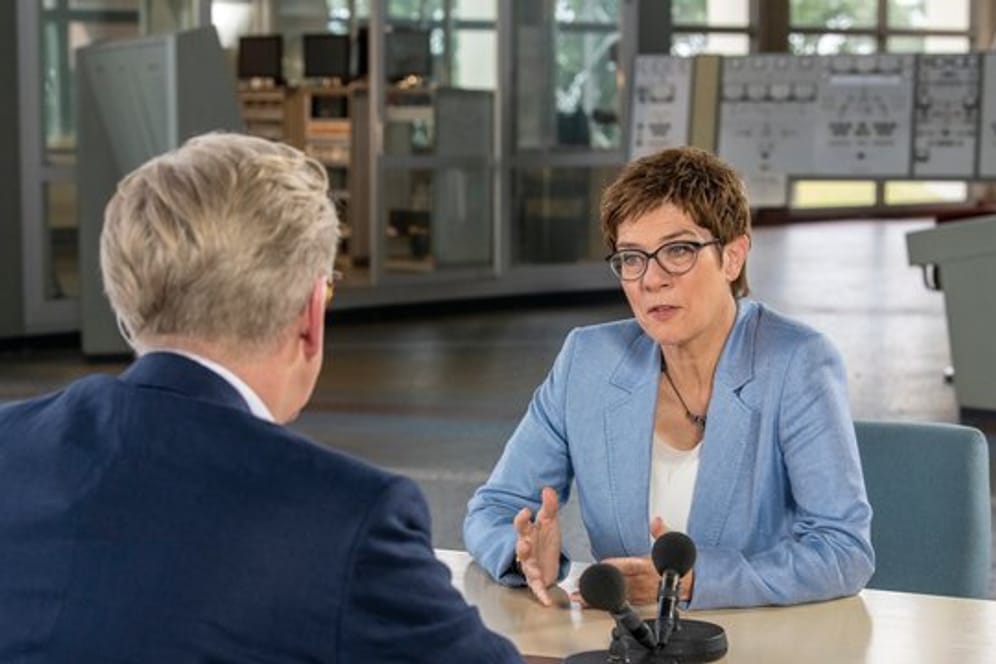 ZDF-Moderator Theo Koll im Interview mit der CDU-Vorsitzenden Annegret Kramp-Karrenbauer.
