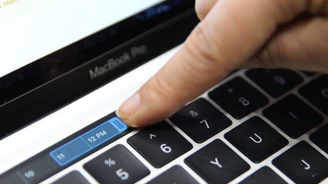 Das preiswerteste Modell der MacBook-Pro-Reihe verfügt jetzt auch über den Tastaturbildschirmstreifen "Touch Bar" und den Fingerabdrucksensor "Touch ID". Das preiswerteste Modell der MacBook-Pro-Reihe verfügt jetzt auch über den Tastaturbildschirmstreifen "Touch Bar" und den Fingerabdrucksensor "Touch ID".