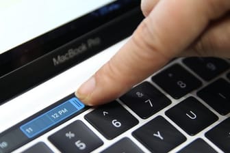 Das preiswerteste Modell der MacBook-Pro-Reihe verfügt jetzt auch über den Tastaturbildschirmstreifen "Touch Bar" und den Fingerabdrucksensor "Touch ID".
