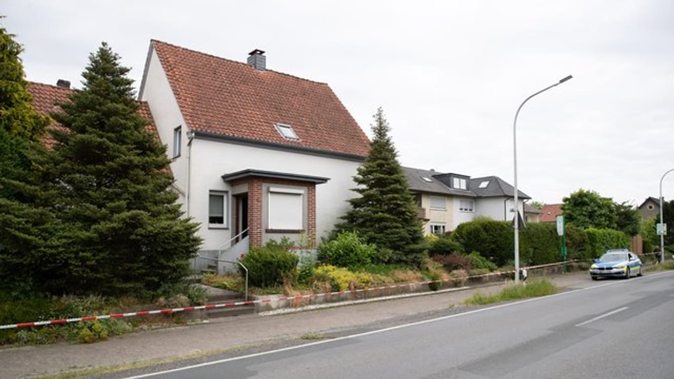 In einem Haus in Werther bei Bielefeld sind drei Tote gefunden worden.