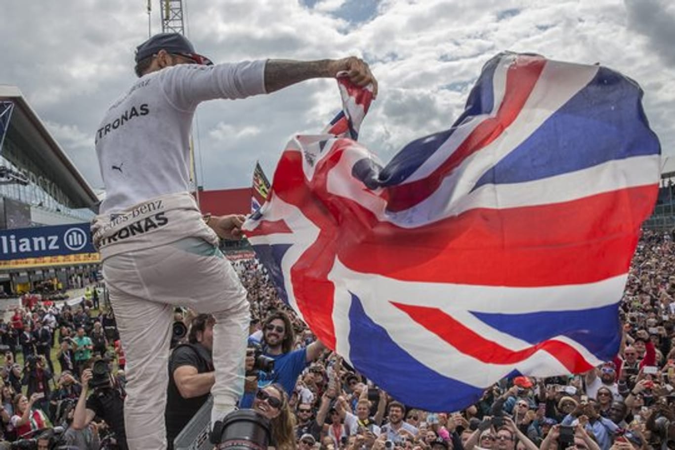 Heimsieg: Lewis Hamilton wird nach seinem Erfolg 2018 in Silverstone von den Fans gefeiert.