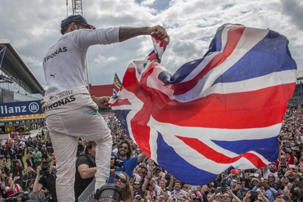 Heimsieg: Lewis Hamilton wird nach seinem Erfolg 2018 in Silverstone von den Fans gefeiert.