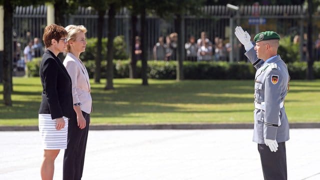 Ursula von der Leyen, scheidende Verteidigungsministerin, und ihre Nachfolgerin Annegret Kramp-Karrenbauer bei der Amtseinführung im Bendlerblock.