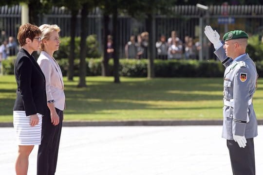 Ursula von der Leyen, scheidende Verteidigungsministerin, und ihre Nachfolgerin Annegret Kramp-Karrenbauer bei der Amtseinführung im Bendlerblock.