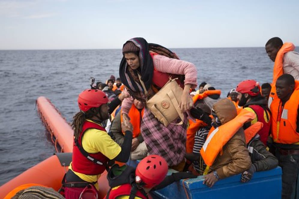 Flüchtlinge werden nördlich der libyschen Stadt Sabratha aus einem Schlauchboot gerettet.