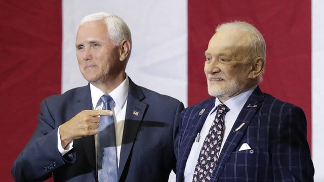 Er war dabei: US-Vizepräsident Mike Pence verweist während einer Veranstaltung im Kennedy Space Center auf den Apollo-11-Astronauten Buzz Aldrin (r). Er war dabei: US-Vizepräsident Mike Pence verweist während einer Veranstaltung im Kennedy Space Center auf den Apollo-11-Astronauten Buzz Aldrin (r).