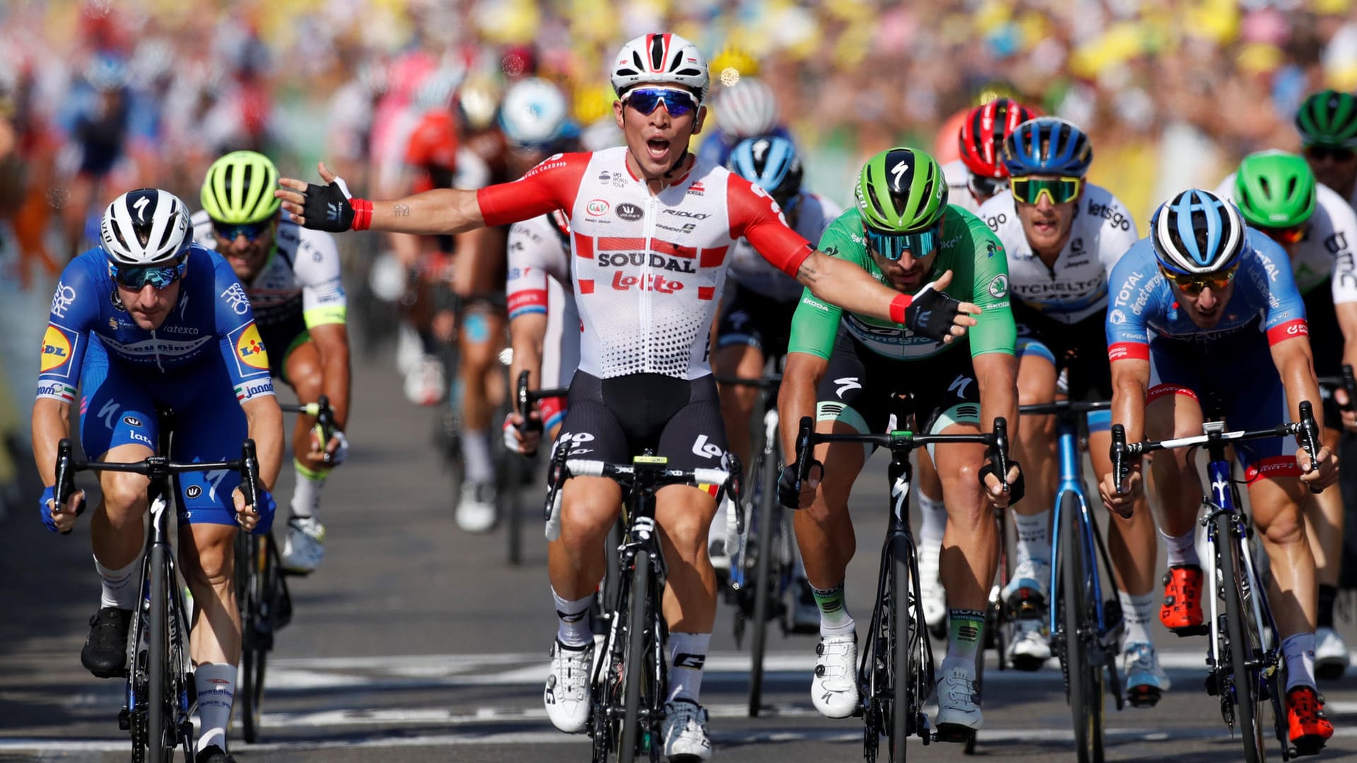 Caleb Ewan (weiß) jubelt in Nimes.