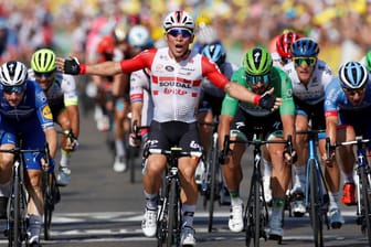 Caleb Ewan (weiß) jubelt in Nimes.