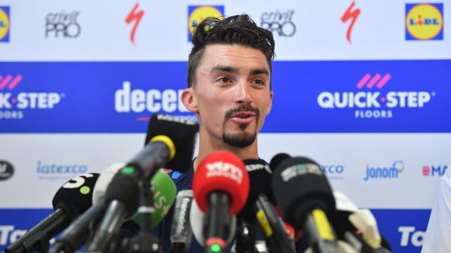 Julian Alaphilippe trat ohne das Gelbe Trikot vor die Weltpresse.