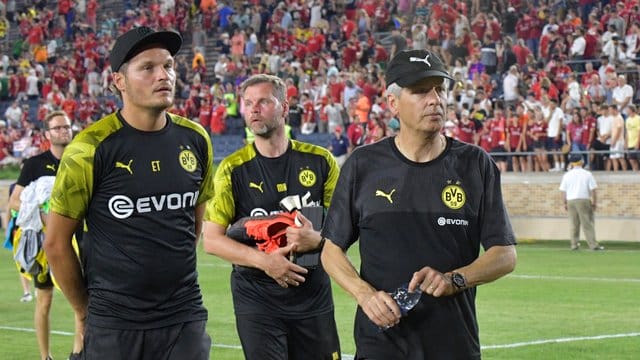 Präsentiert sich mit Dortmund in Frühform: BVB-Coach Lucien Favre (r).