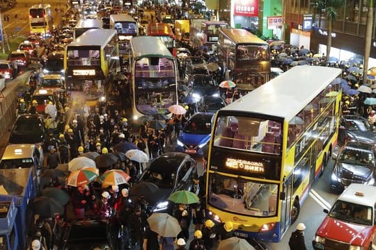 Demonstranten behindern mit Barrikaden den Straßenverkehr mehrerer Straßen.