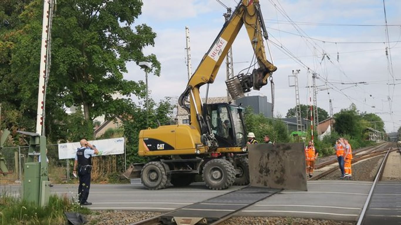 Bagger gerät in Ibbenbüren in Oberleitung