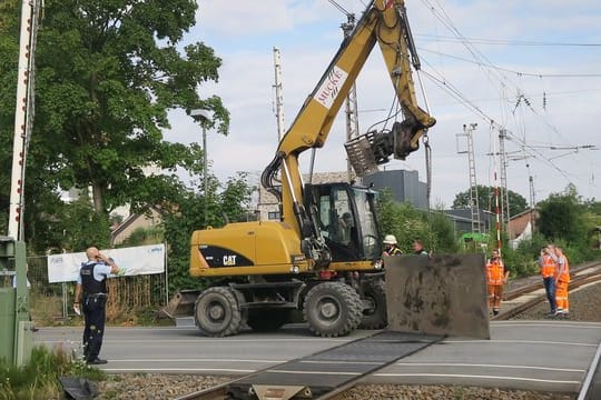 Bagger gerät in Ibbenbüren in Oberleitung