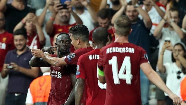 Sadio Mane (l) feiert sein Tor zum 2:1.