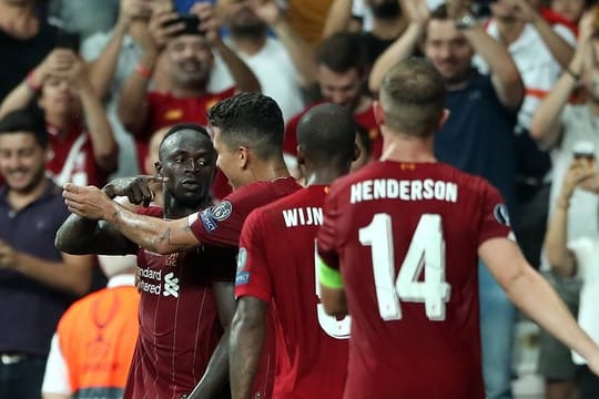 Sadio Mane (l) feiert sein Tor zum 2:1.