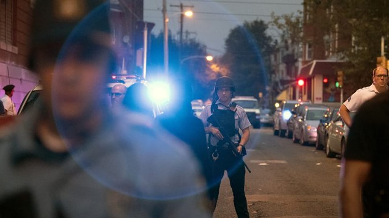 Polizisten während des Einsatzes in Philadelphia.