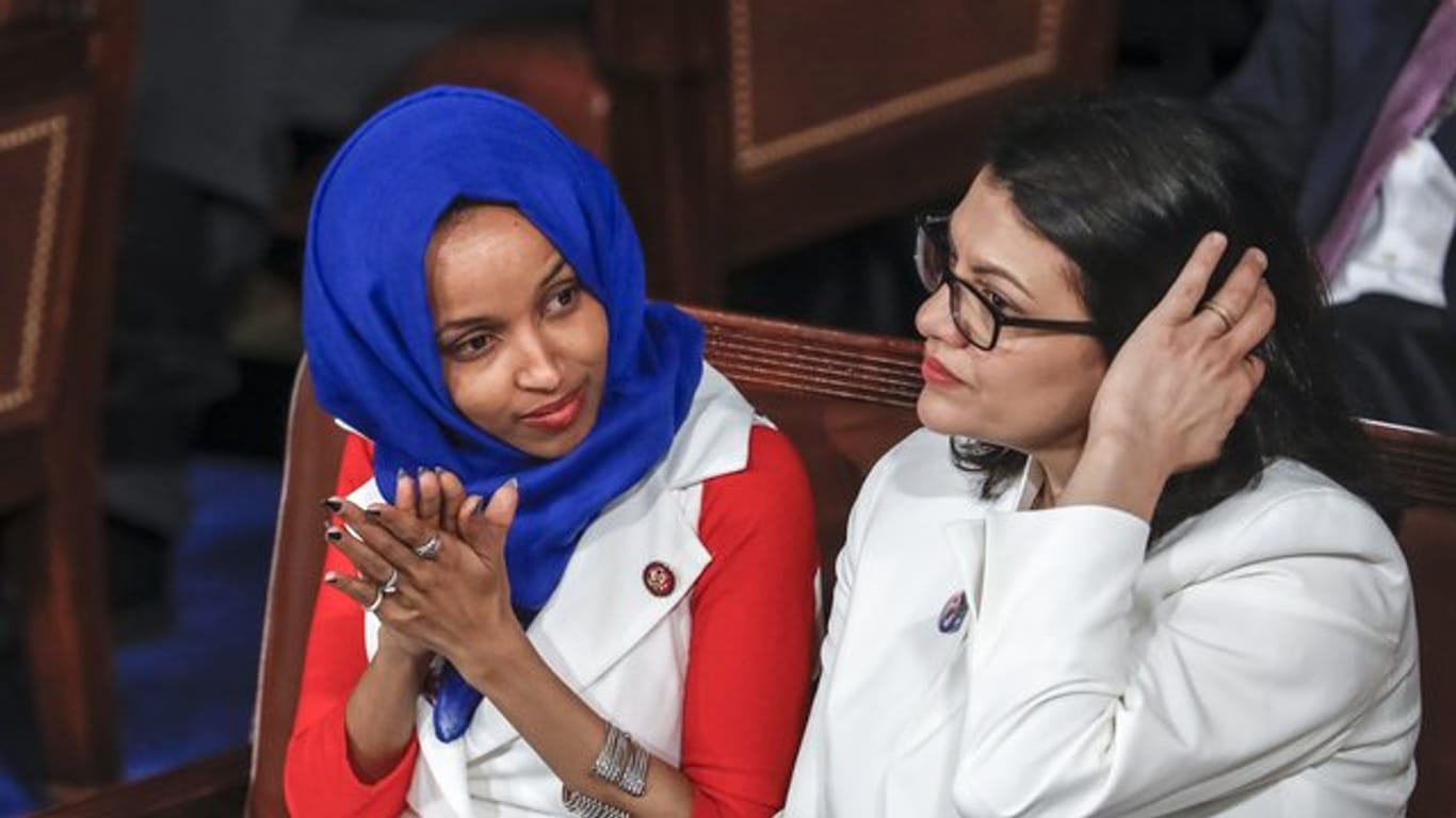 Die Abgeordneten des US-Repräsentantenhauses, Ilhan Omar (l) und Rashida Tlaib.