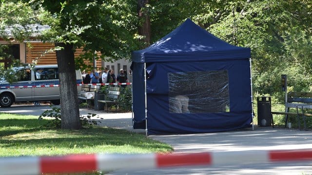 Polizisten sichern in einem Faltpavillon Spuren am Tatort.